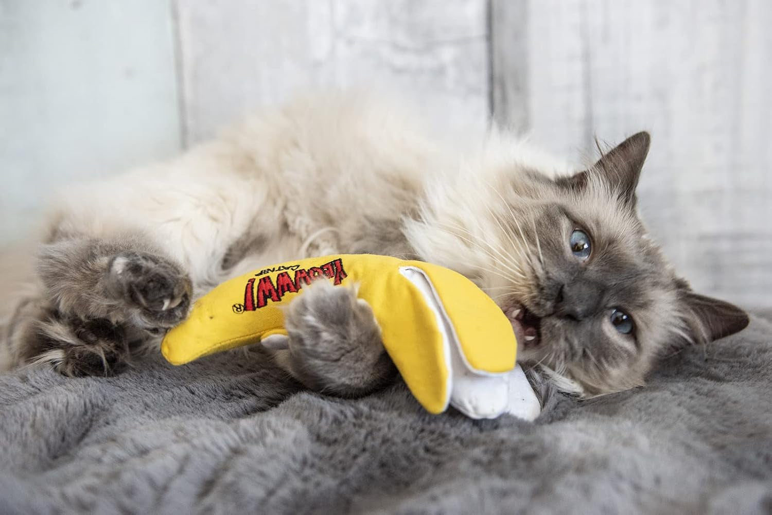 yeowww-chi-cat-a-catnip-peeled-banana-cat-toy