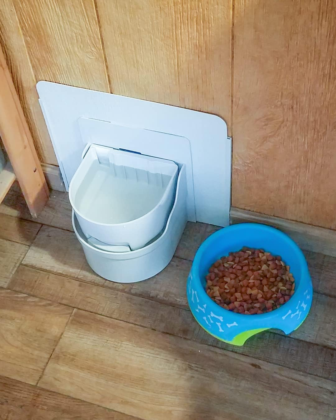 perpetual-well-automatic-pet-water-bowl-wall-mount